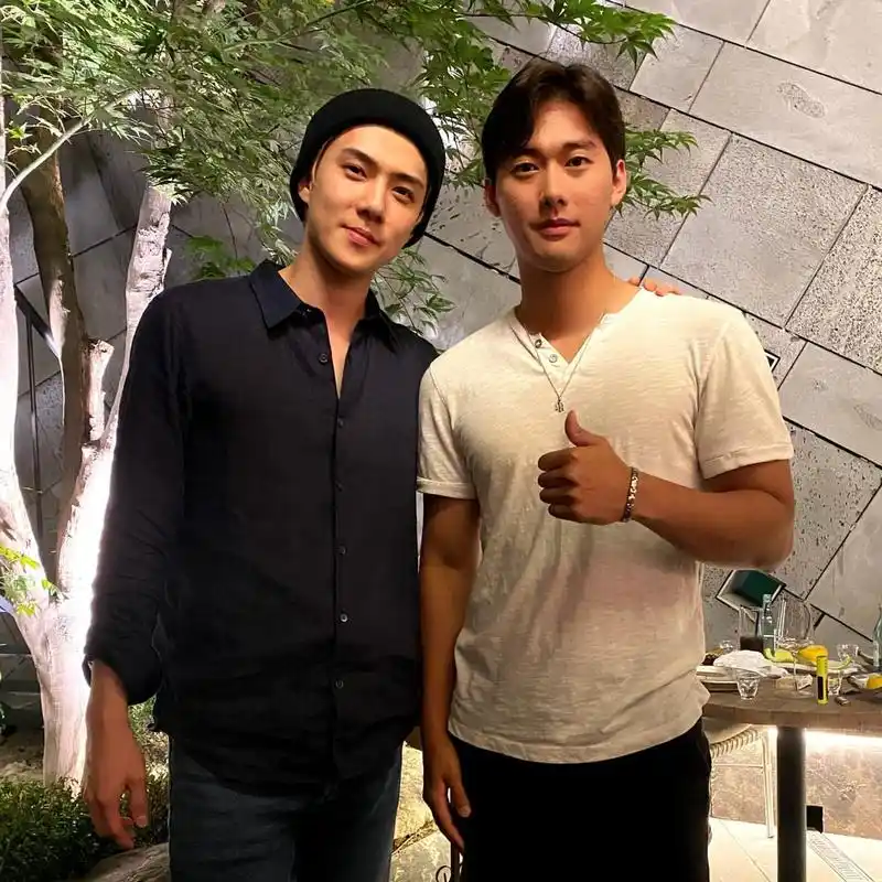 exo分享210823世勋相关合照一则是2020年夏天的小吴崽崽