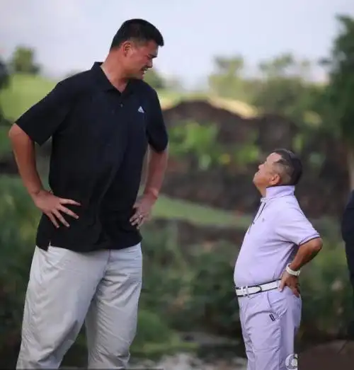 他是中国最高的人,比姚明高近1米,会八国语言,月薪500美元!