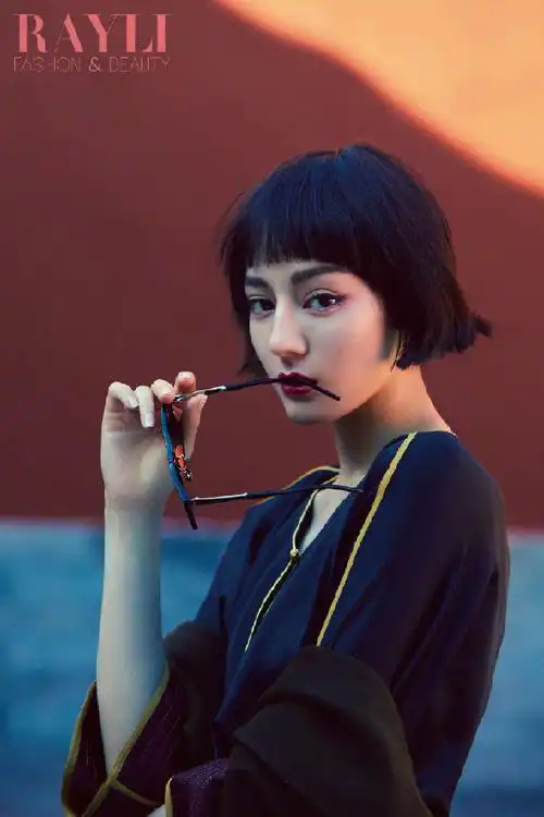 上游时尚|热巴剪短发拍大片 新造型俏皮又优雅