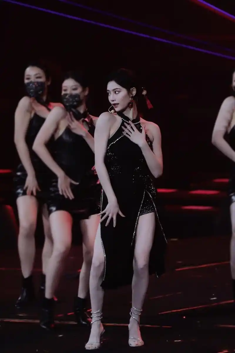 许佳琪跳舞真令人着迷#看完许佳琪的舞台真的是一整个被拿捏住,泼面