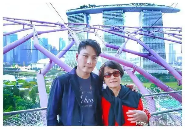 原因是要照顾母亲,而娱乐圈内张信哲如今53岁也同样未婚,天伦之乐而