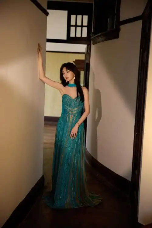 毛晓彤茉莉流苏裙##毛晓彤薄荷风公主