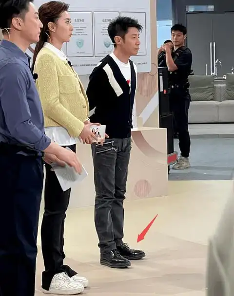 撒贝宁回湛江 穿厚底高跟鞋勉强扳回身高劣势