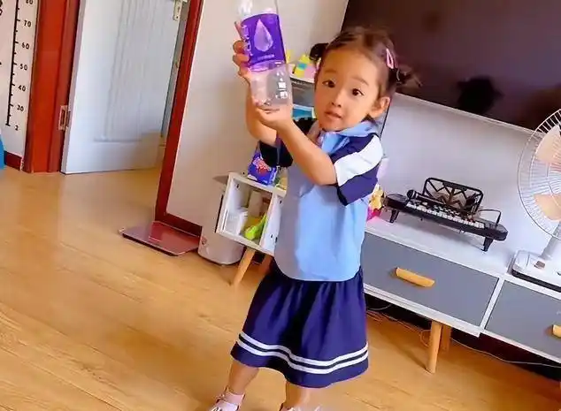 辽宁的一个女儿和妈妈一起吃蜗牛发现妈妈一个人喜欢吃零食沉默幸福