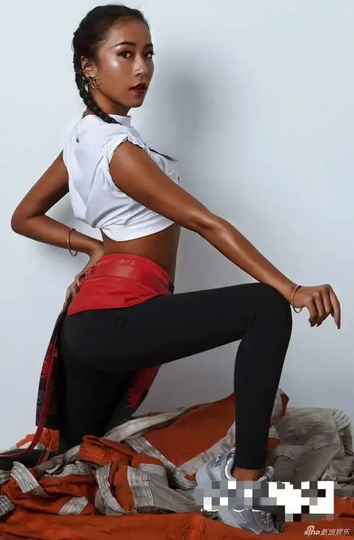组图:吉克隽逸运动时尚大片曝光 秀火辣身材实力诠释"高级黑"
