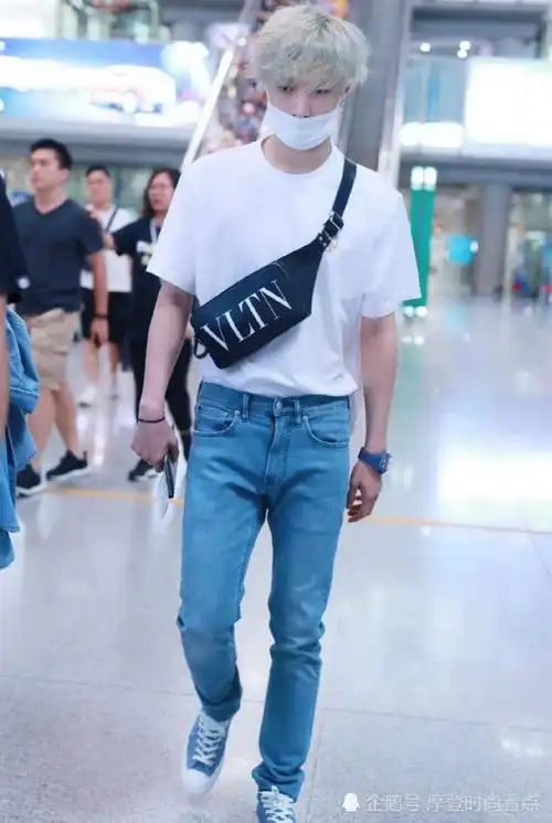 张艺兴白色t恤 浅色牛仔裤 黑色小腰包,典型男友风穿搭