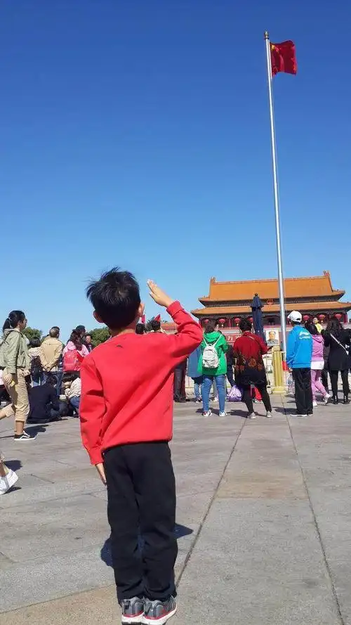 天安门前的背影少年(作者 白鸽子)