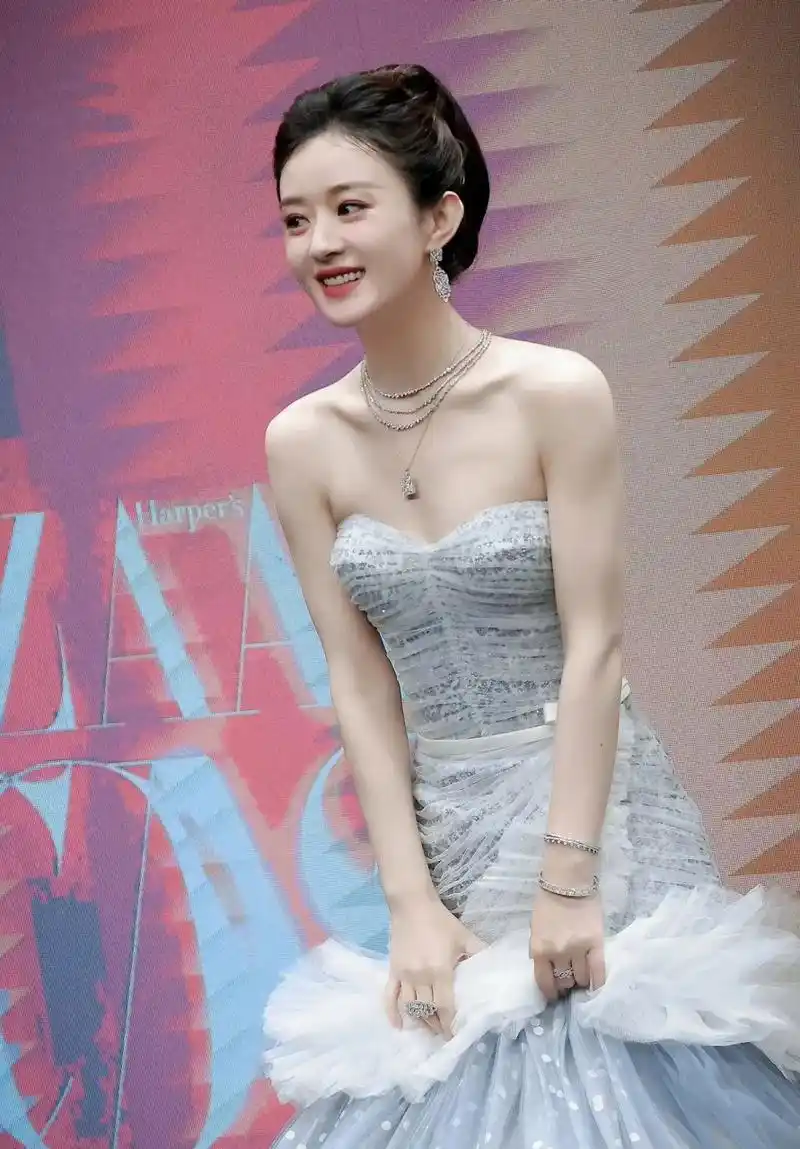 赵丽颖衣品越来越好了,这个银色抹胸礼服裙配盘发造型太美了,大气优雅