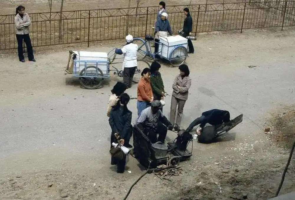 80年代怀旧老照片:北京市民躺地上练气功,小朋友玩老鹰捉小鸡