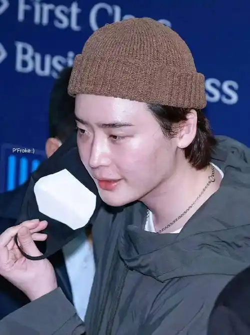 宋仲基是典型的娃娃脸,娃娃脸是比较抗衰老的脸型.