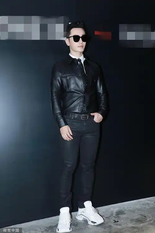 黄晓明穿皮衣双手插兜摆pose 戴黑框眼镜斯文有型
