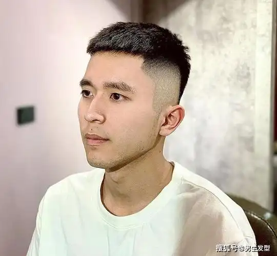 男生剪"两边铲"短发干净帅气,下次去理发,照着剪就可以了_手机搜狐网