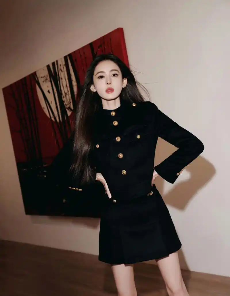 古力娜扎,黑色短裙搭配高跟鞋,大长腿太养眼,美美美!