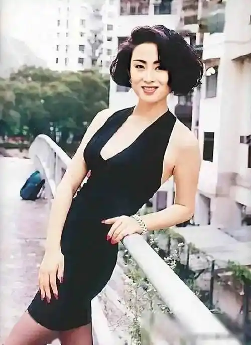 56岁张敏近照曝光暴瘦到70斤已脱相昔日女神憔悴干瘪令人担心