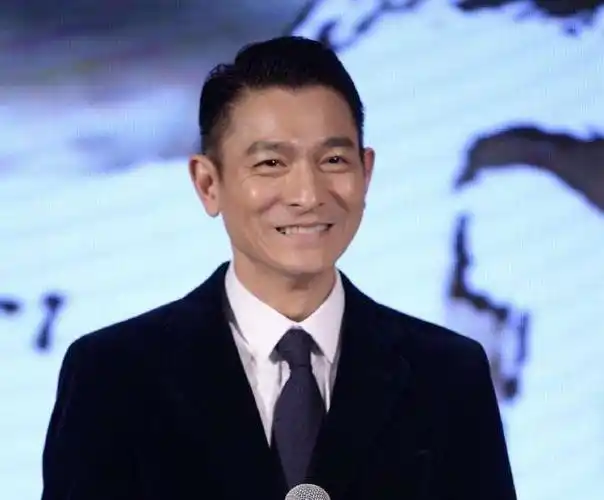 模范爸爸参加女儿家长会,无一人追捧理会,网友:那可是刘德华!