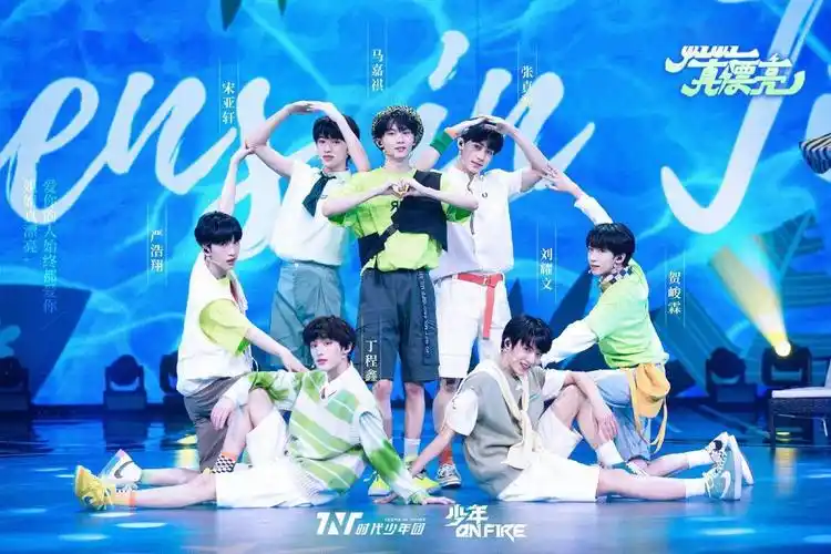 今日,时代少年团官方微博释出少年们的首场舞台公演剧照,团体舞台