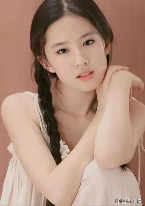 刘亦菲17岁跑步旧照,这是什么仙女下凡,连头发丝都在发光!