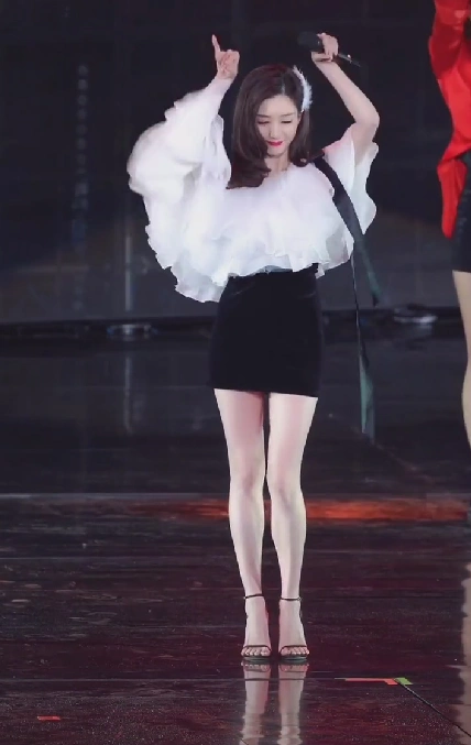 江疏影台上跳舞被抓拍离开百万修图师后这腿我p都p不成这样