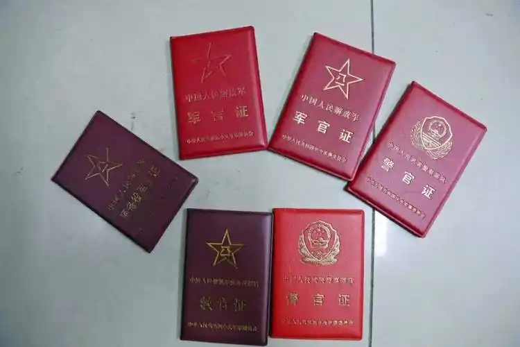 "现役军人"四处兜售军服?刑拘!_男子_张某_军用品