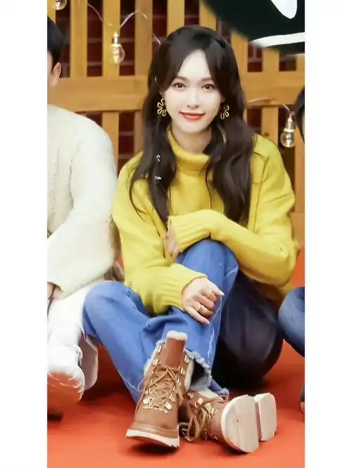 蓝色牛仔裤:这款牛仔裤,以其经典的款式,成为了唐嫣穿搭中的必备单品.