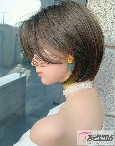最新职场女生短发 空气烫蓬松显发量_发型站_最新流行发型设计发型