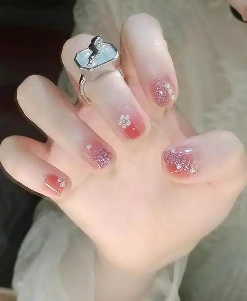 显白的美甲颜色,低调又显白的指甲颜色(2022年很流行的美甲款式)