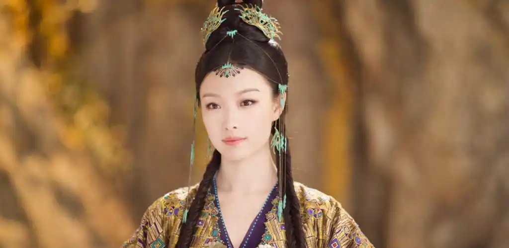 倪妮《宸汐缘》唯美古装剧照,端庄大气