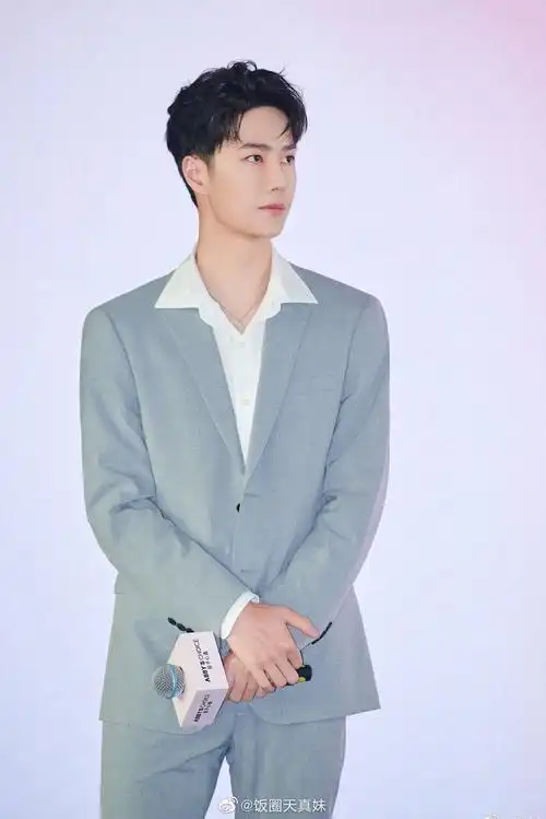 王一博出生一百天纪念照,有被小时候的啵啵可爱到……__财经头条