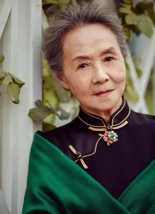 但是女儿的下一句话又让她濒临崩溃:"你长得真像我妈妈.