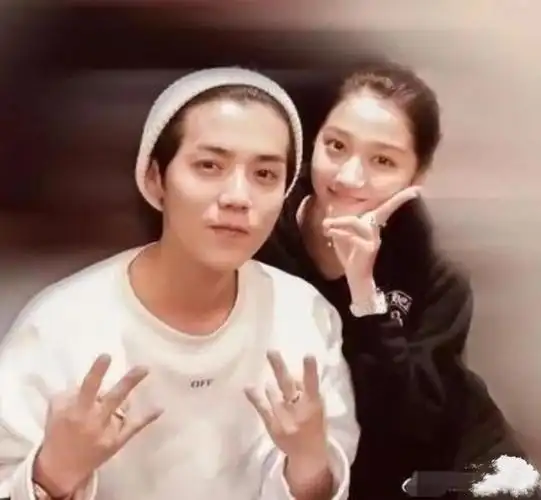 与张艺兴谈恋爱 杨紫与张艺兴恋爱证据越来越多了…… 张艺兴和杨紫谈