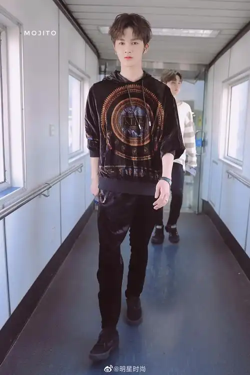 4月30日,朱正廷现身北京机场,一身酷黑超级帅气有型