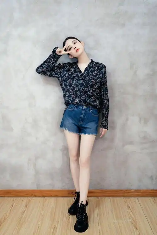 古力娜扎新造型御姐范十足,花衬衫配牛仔裤,实力秀腿美到飞起_网易