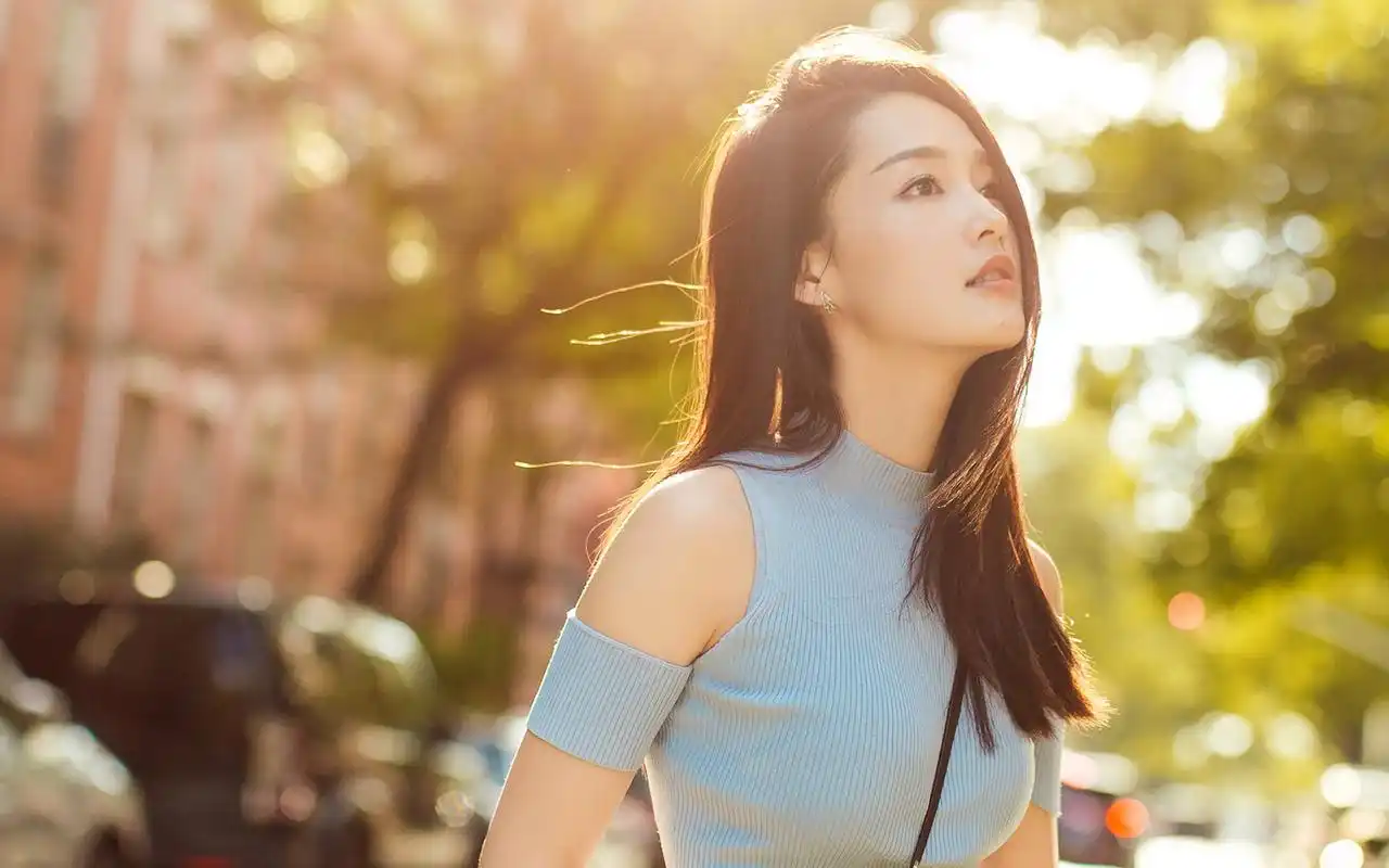 美女明星李沁春日阳光下唯美高清壁纸