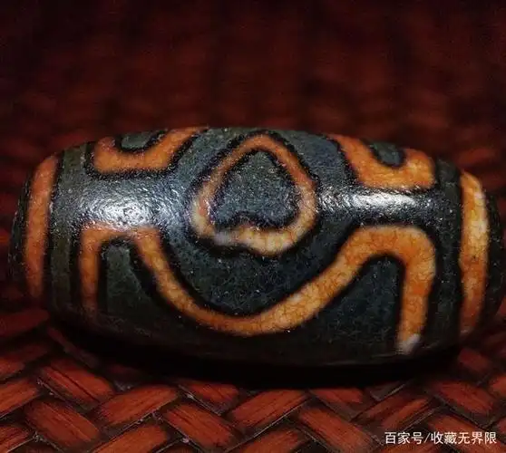 藏地老随形原石绿皮佛心两眼天珠,唯美泌色 风化包浆饱满 色泽古朴