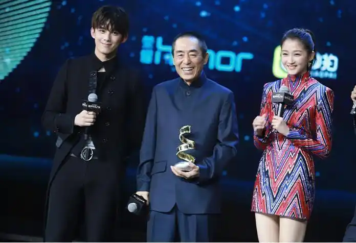 关晓彤的屈膝"礼貌腿",第一次就立马火了,网友:一点不输志玲姐姐