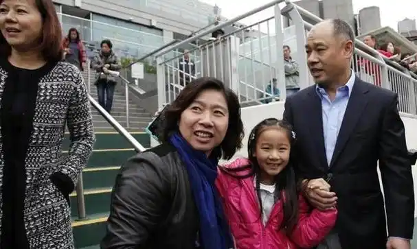 李宁妻子陈永妍:婚后六年无子,见证了丈夫的眼泪,44岁冒险生女