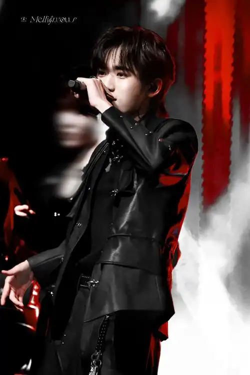 时代少年团gq舞台照#  #今日星拍放送#  失恋循环-宋亚轩