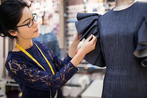 正在工作的服装设计师
