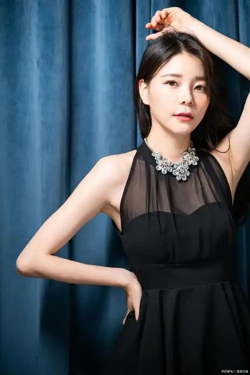 孙露是中国内地女歌手,词曲创作人,出生于黑龙江省哈尔滨市.