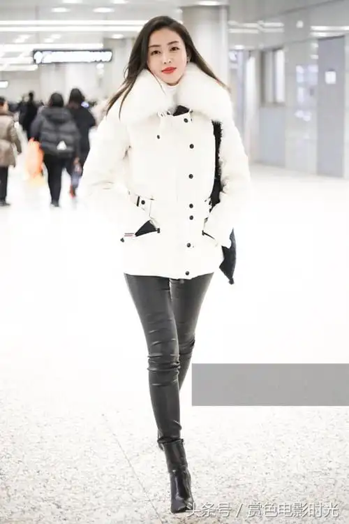 张天爱皮裤张天爱穿白色棉服搭配黑色皮裤现身