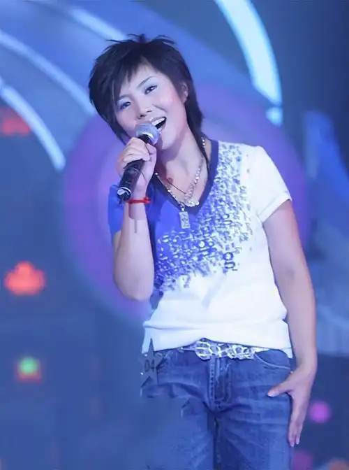 回顾这些超女都整容了今昔对比明显背后是她们想红的无奈