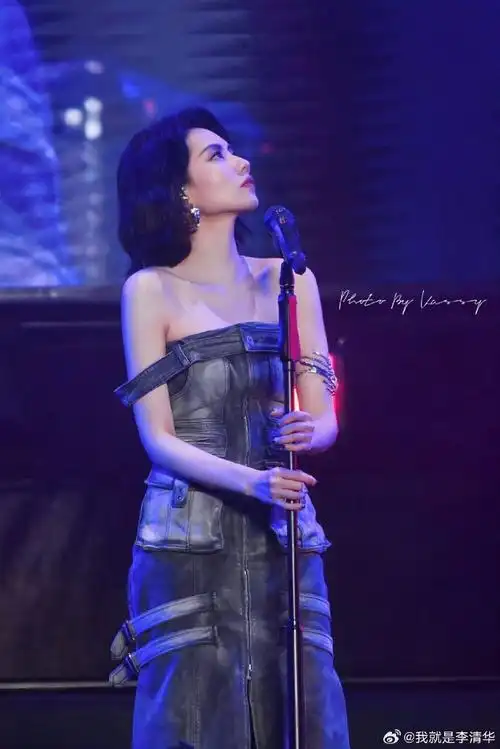 刘惜君说没灯光我们还有音乐##刘惜君音乐节断电不断唱