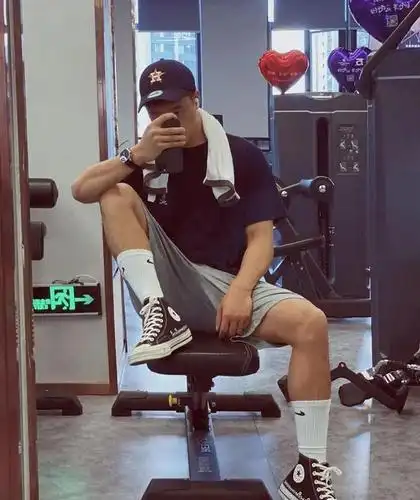 组图:运动型小哥哥,身高174的男生,长袜 短裤 t恤,时尚又帅气