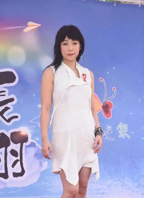 林忆莲的时尚有点让人着急,老掉牙的裙子穿她身上,竟一点也不丑_身材