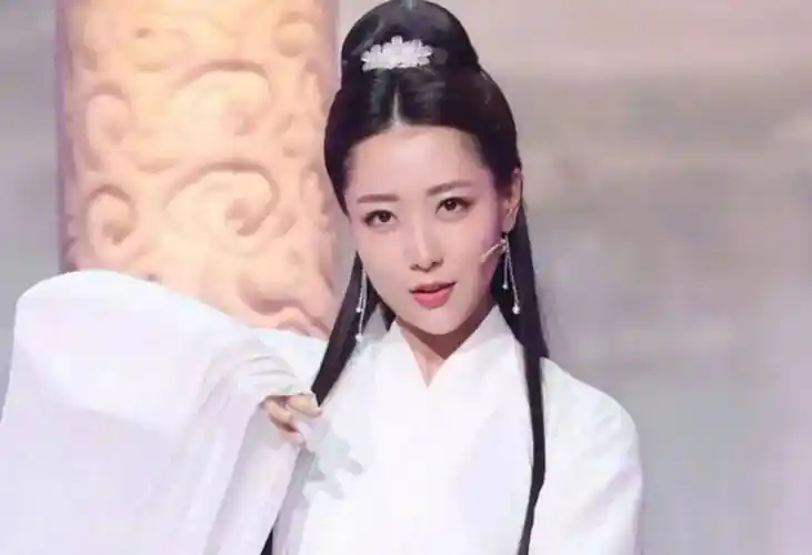 "玉漱公主"白冰:闪婚模特男友,36岁独自带娃,婚姻背后有泪水_观众