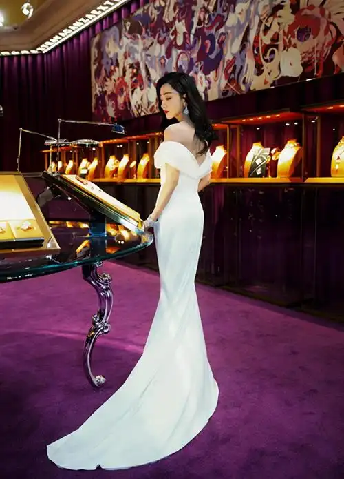 39岁的杨蓉穿薄纱礼服亮相深v露肩太敞亮全钻珠宝价值不菲