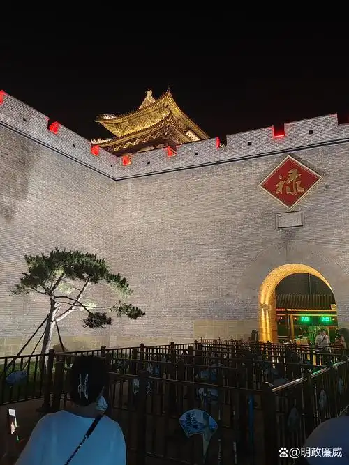 这是三国演义中的五虎上将之一,常山赵子龙,赵云故乡,站在城墙下,仿佛