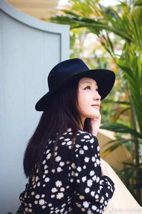 杨钰莹妆容精致,气质优雅.