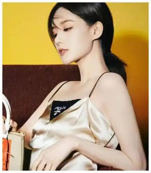 李一桐性感金色长裙完美展现魔鬼身材令人心动