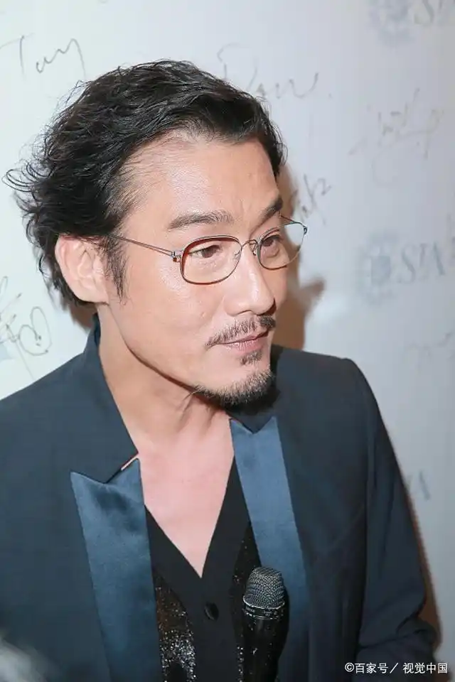 梁家辉女儿携男友回家过圣诞,画面十分温馨幸福